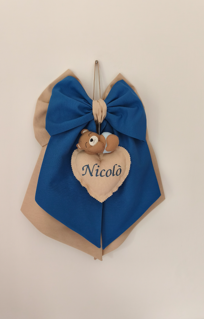 Coccarda nascita personalizzata blu con orsetto seduto sul cuore beige e nome bambino ricamato