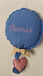 Coccarda nascita a forma di palloncino in cotone blu con cuore rosa e fiocco beige, nome personalizzato ricamato a mano – decorazione per portone o cameretta neonato