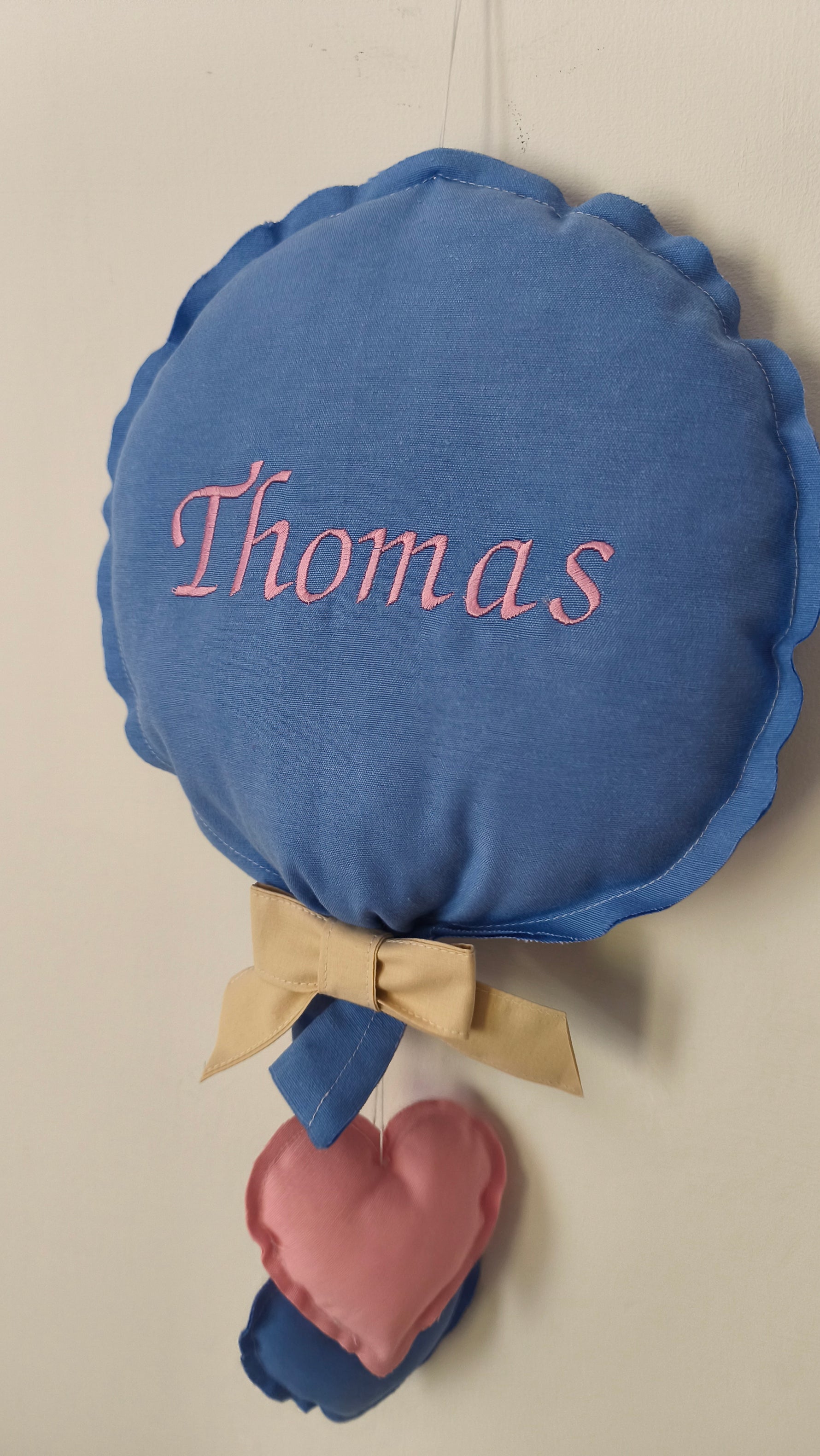 Coccarda nascita a forma di palloncino in cotone blu con cuore rosa e fiocco beige, nome personalizzato ricamato a mano – decorazione per portone o cameretta neonato
