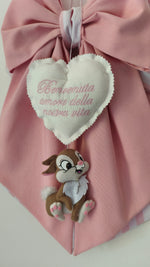 Coccarda nascita bimba fatta a mano in tessuto rosa e bianco con la scritta e coniglietto Disney.