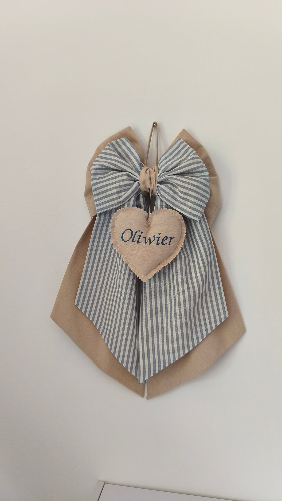 Coccarda nascita a righe grigie e beige con cuore ricamato per bambino