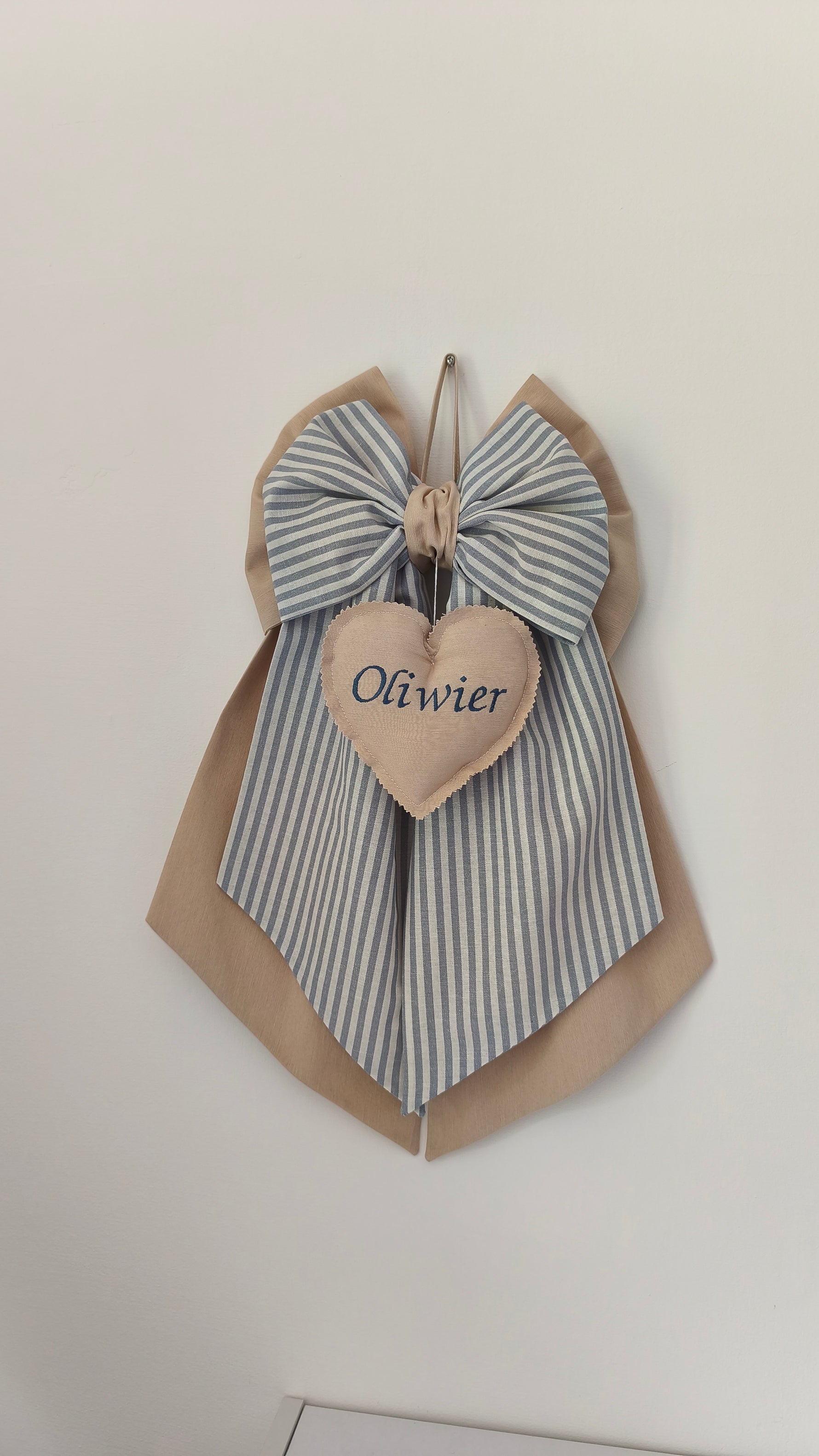 Coccarda nascita a righe grigie e beige con cuore ricamato per bambino
