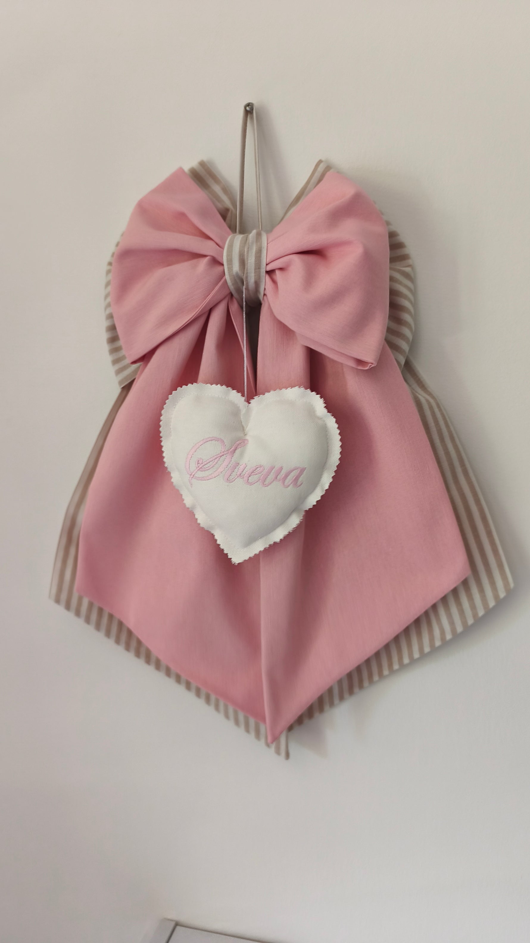 Coccarda nascita rosa a righe con cuoricino bianco e nome bimba ricamato