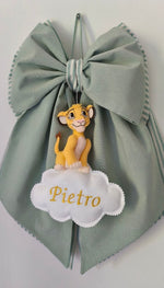 Coccarda nascita personalizzata verde salvia con Simba seduto e nuvola bianca con nome bambino in lettere oro