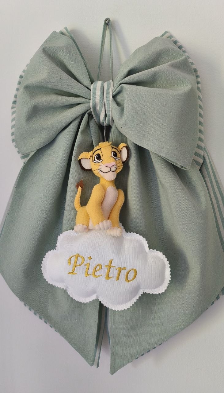 Coccarda nascita personalizzata verde salvia con Simba seduto e nuvola bianca con nome bambino in lettere oro