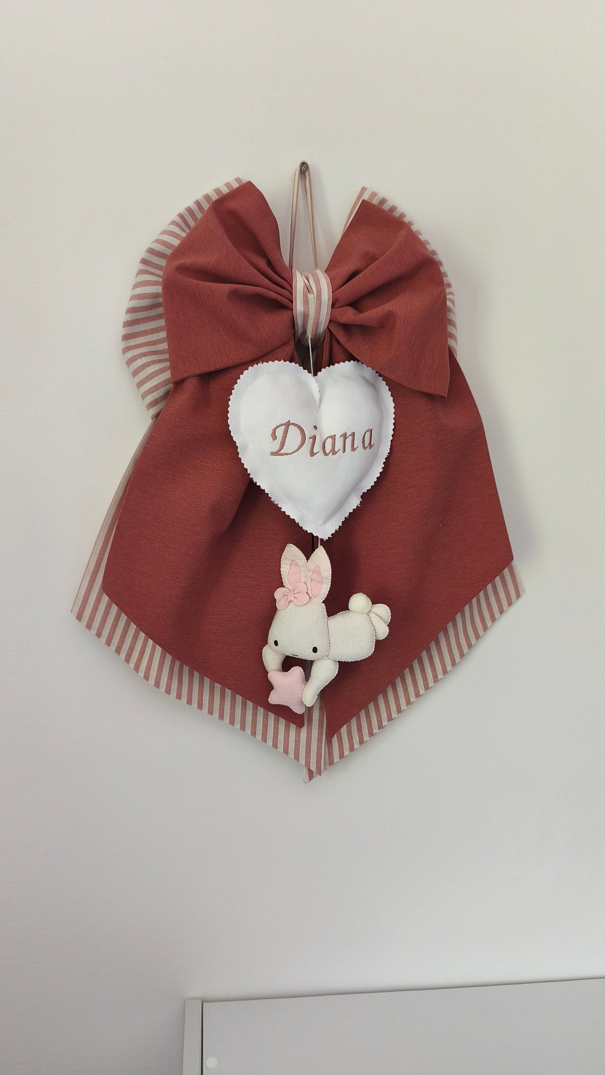 Coccarda nascita color terracotta con cuore ricamato e coniglietto in feltro