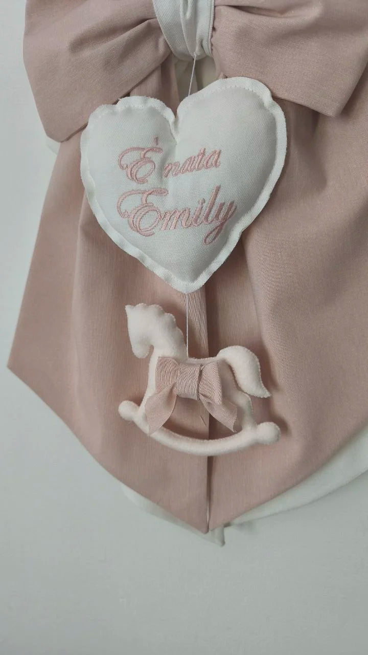 Fiocco nascita coccarda in cotone rosa cipria e bianco latte, con nome ricamato e cavallino in feltro, fatto a mano per portone, culla e ospedale – pronto in 24h