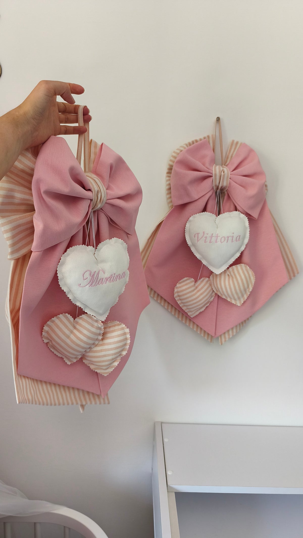 Coccarde nascita a righe rosa e beige con cuore ricamato nomi bimbe diversi
