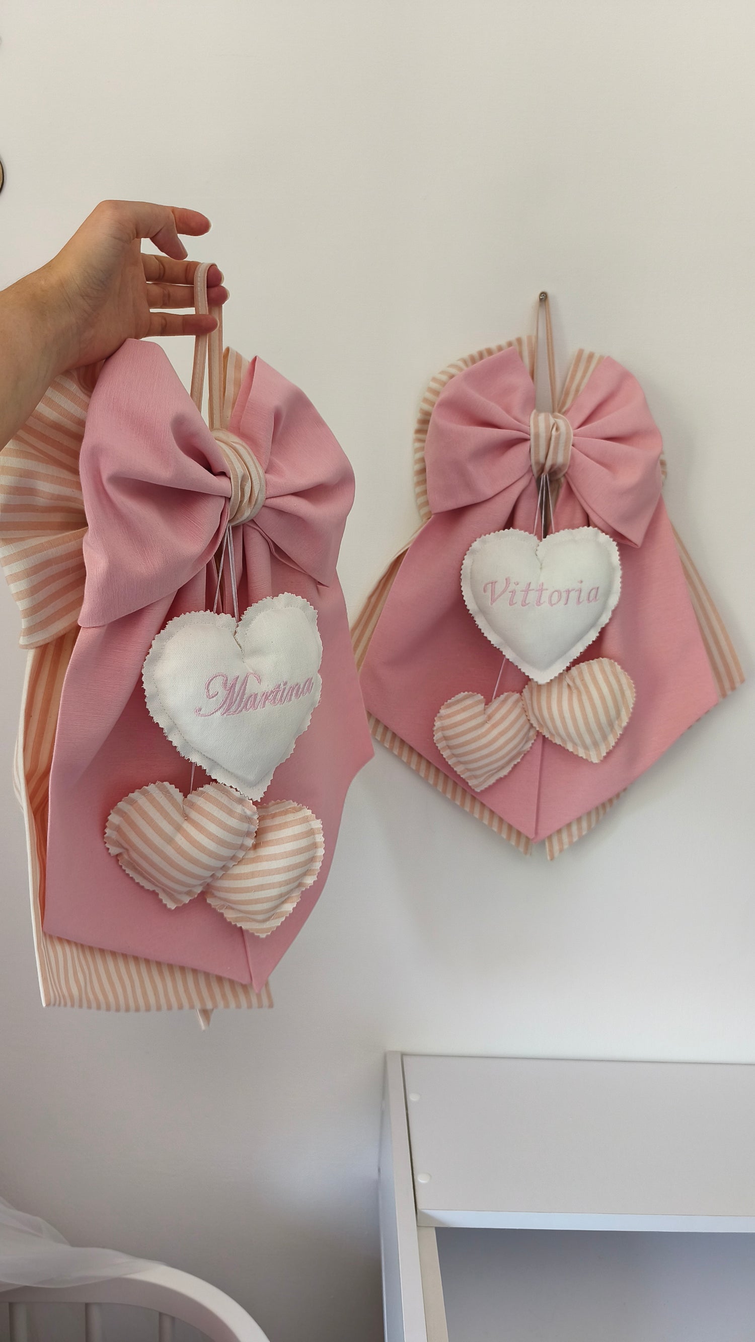 Coccarde nascita a righe rosa e beige con cuore ricamato nomi bimbe diversi