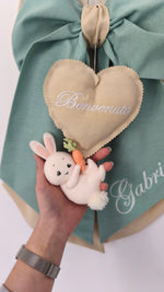 Coniglietto bianco con carota in mano mostra dimensioni fiocco nascita verde salvia beige, cuore ricamato benvenuto artigianale