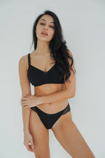 Coordinato intimo premaman nero frontale, slip vita bassa con pizzo nero e reggiseno allattamento con merletto