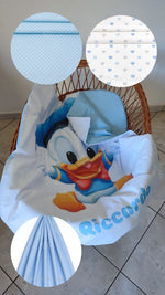 Corredino culla vimini neonato azzurro cielo – Baby Paperino su bianco, nome stampato, tinta unita e pois bianchi