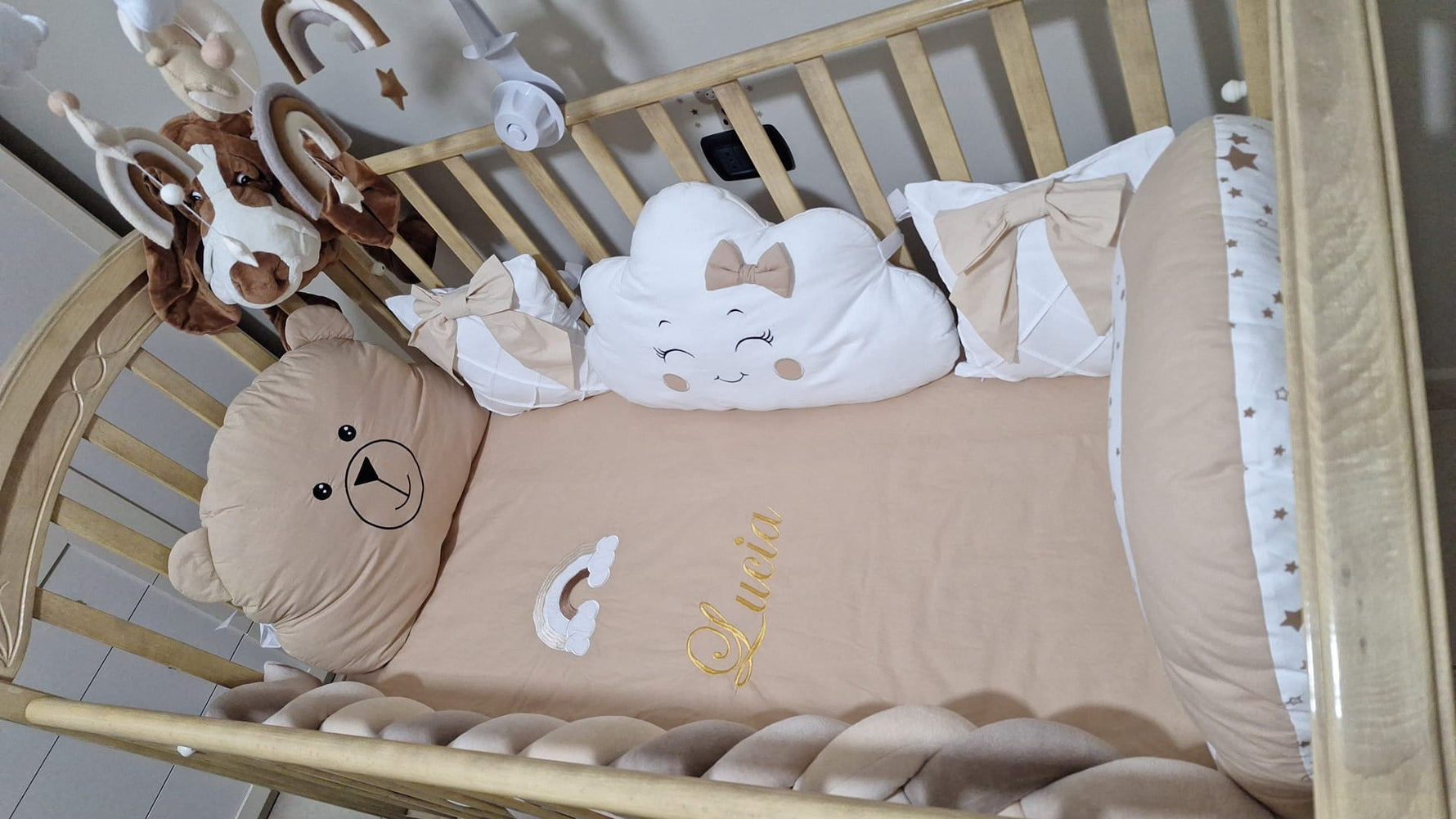 Set corredino lettino beige dall'alto con paracolpi treccia cuscino orsetto nuvola fiocco e coperta personalizzata neonato