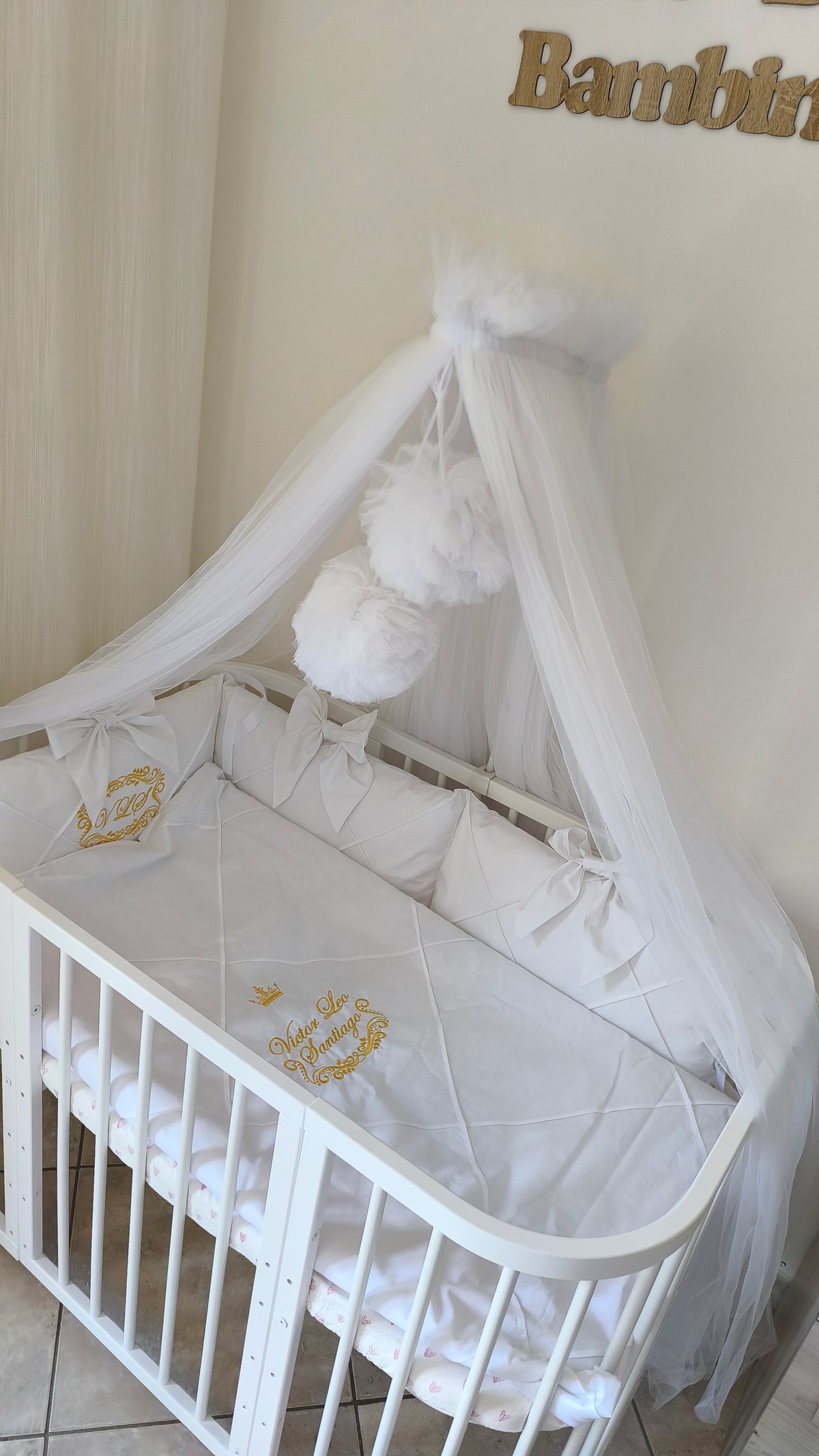 Corredino lettino bianco con paracolpi a fiocchi, baldacchino e ricamo personalizzato oro