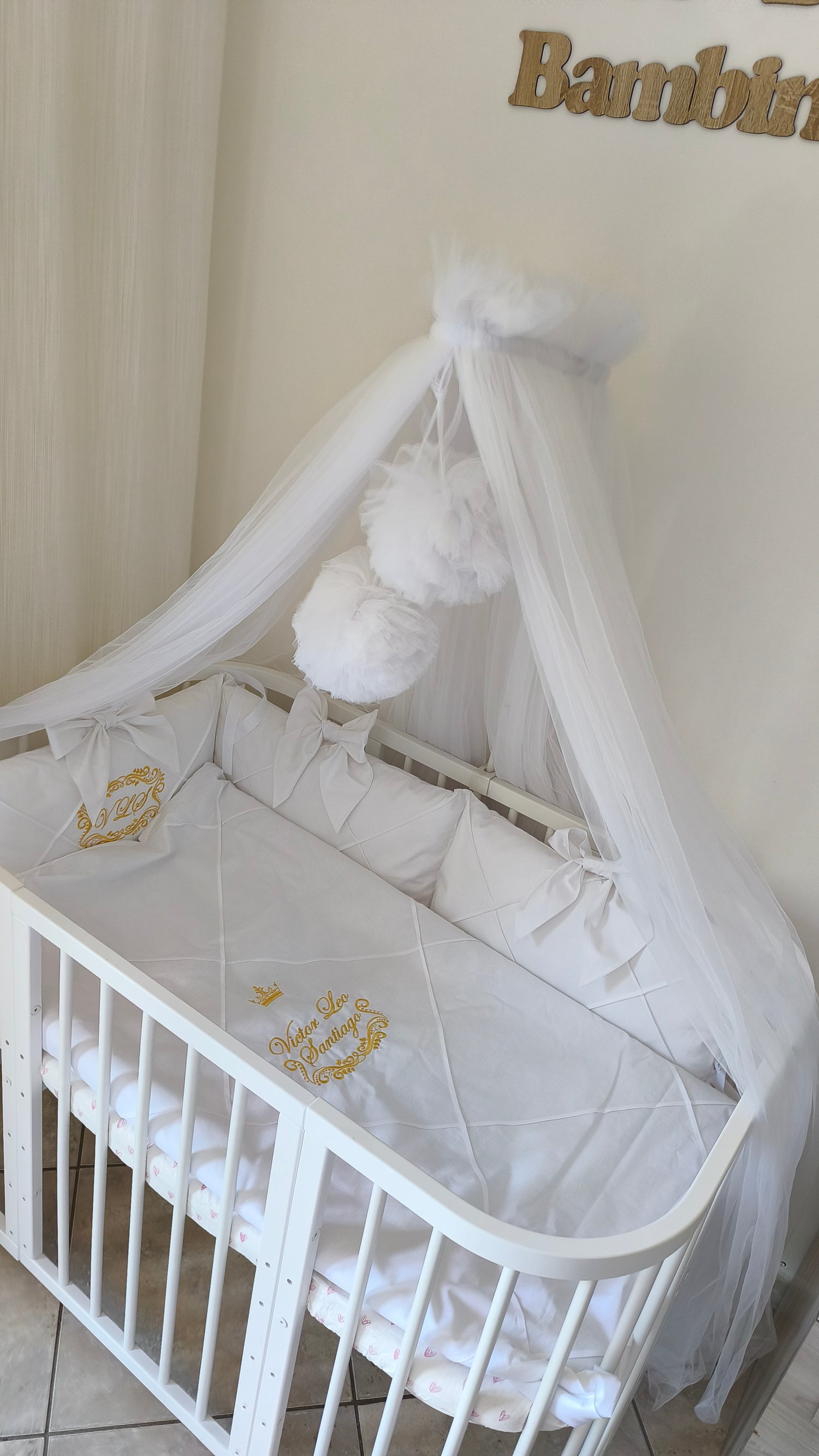 Corredino lettino bianco con paracolpi a fiocchi, baldacchino e ricamo personalizzato oro