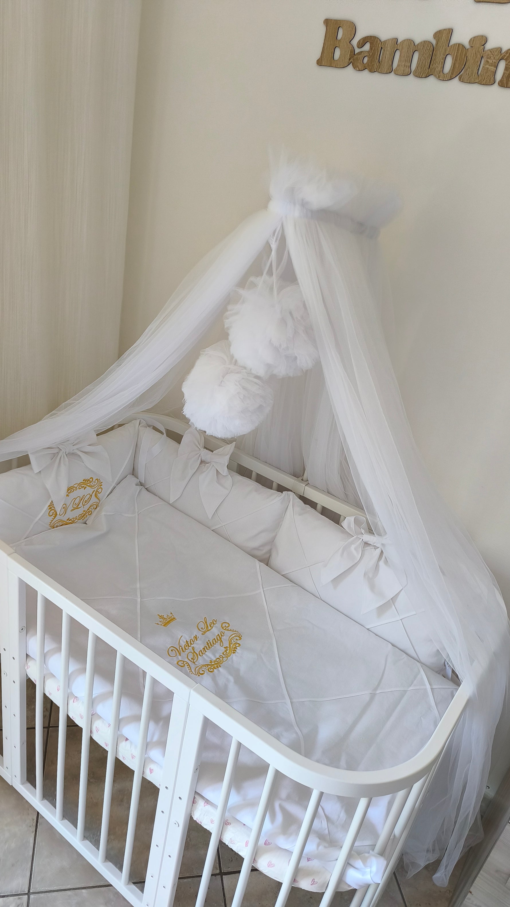 Corredino lettino bianco con paracolpi a fiocchi, baldacchino e ricamo personalizzato oro