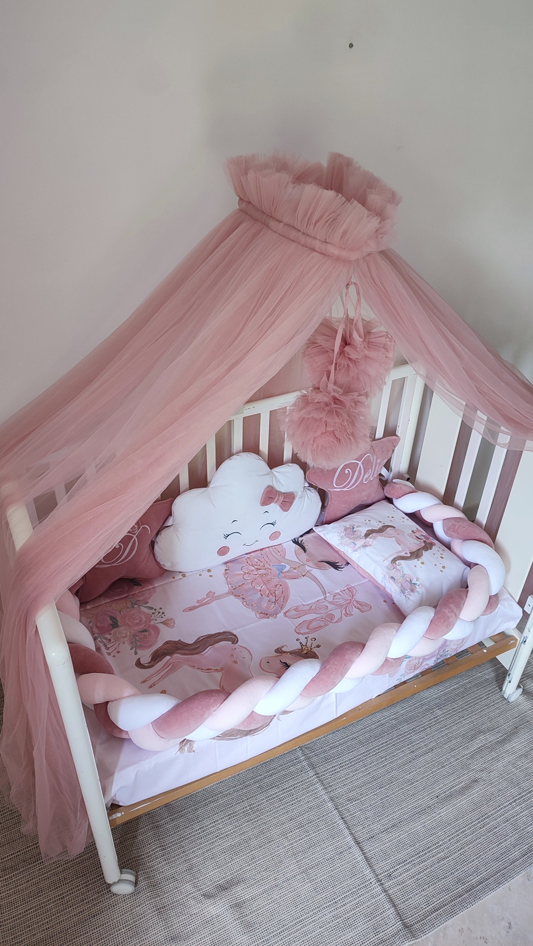 Corredino lettino bimba rosa con baldacchino tulle, paracolpi treccia e cuscino nuvola – fantasia principessa ballerina