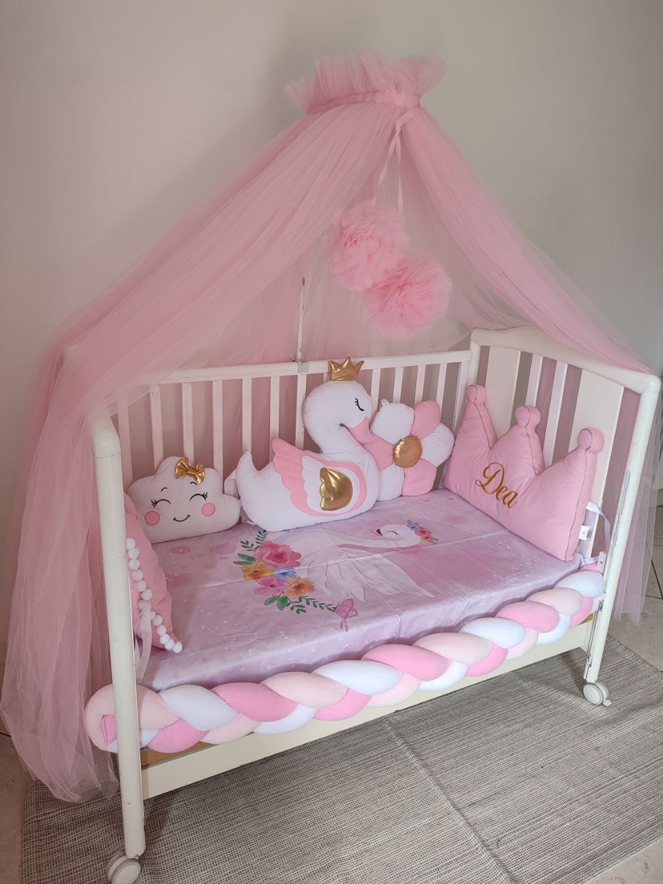 Corredino lettino neonata rosa cipria – coperta cigno con fiori, paracolpi treccia, cuscini cigno corona e nuvola con fiocco oro