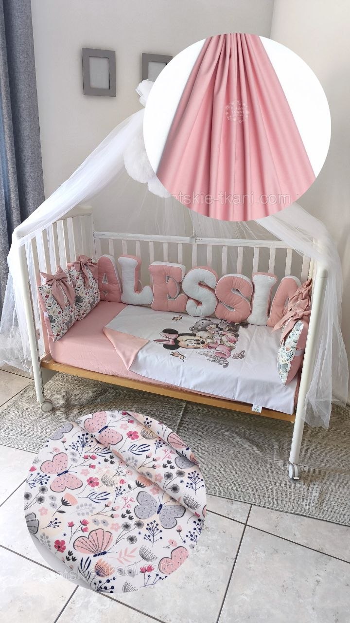 Corredino neonata Minnie rosa cipria – paracolpi lettere velluto con fiocchi, fantasia fiori farfalle rosa su bianco