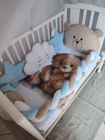 Corredino lettino neonato azzurro bianco – coperta orsetto, treccia azzurro bianco, cuscino stella nome