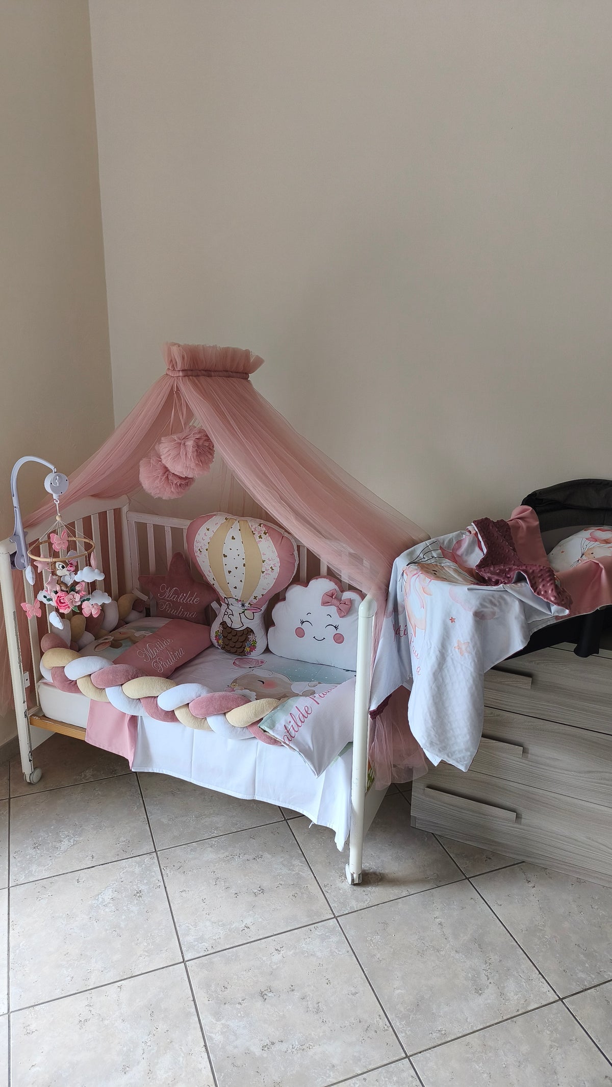 Corredino lettino rosa antico paracolpi treccia cuscini mongolfiera nuvola nome ricamato lenzuola personalizzate e baldacchino tulle