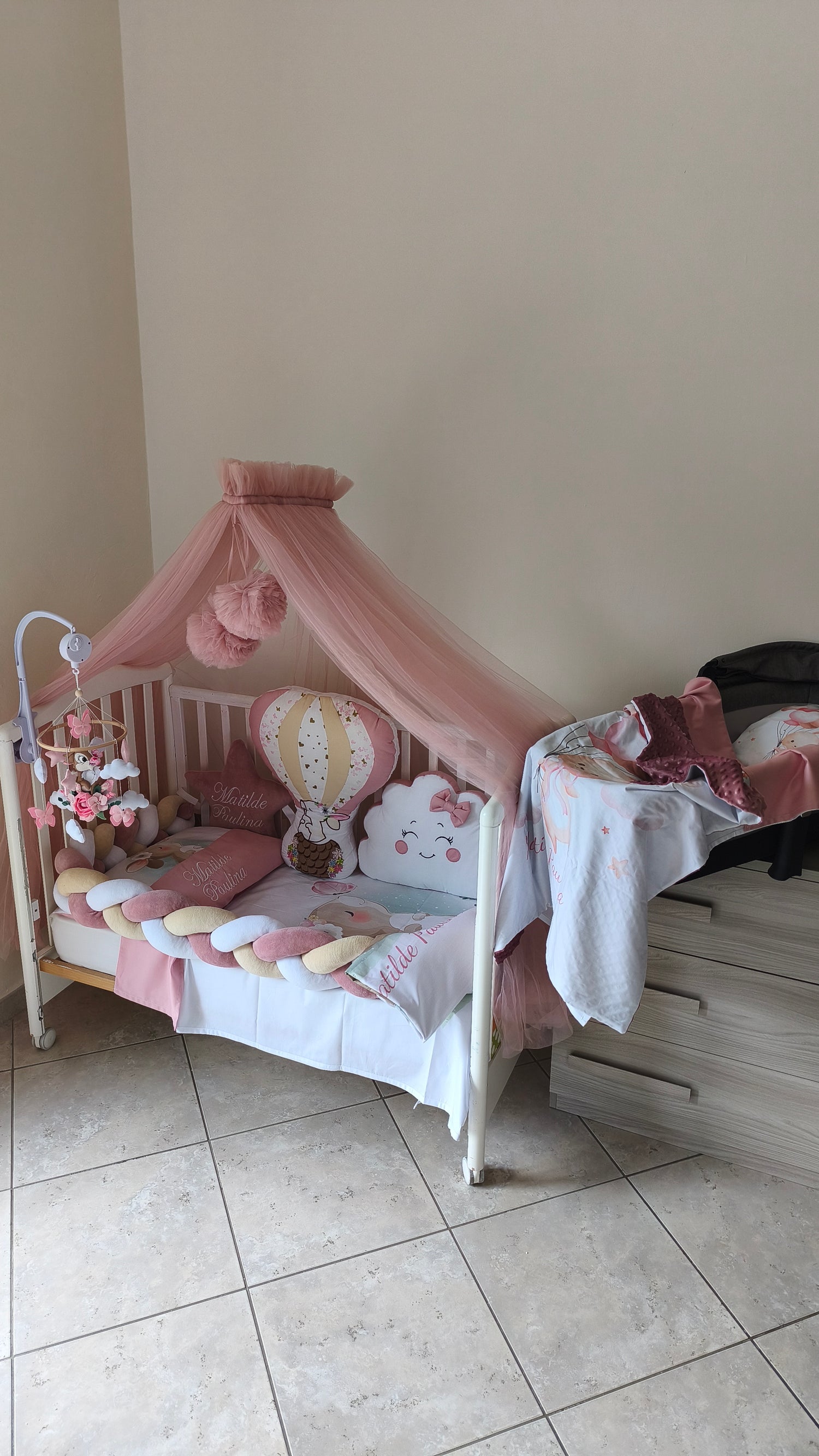 Corredino lettino rosa antico paracolpi treccia cuscini mongolfiera nuvola nome ricamato lenzuola personalizzate e baldacchino tulle