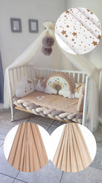 Corredino lettino unisex beige sabbia, stelle dorate – treccia velluto tortora, cuscini arcobaleno nuvola
