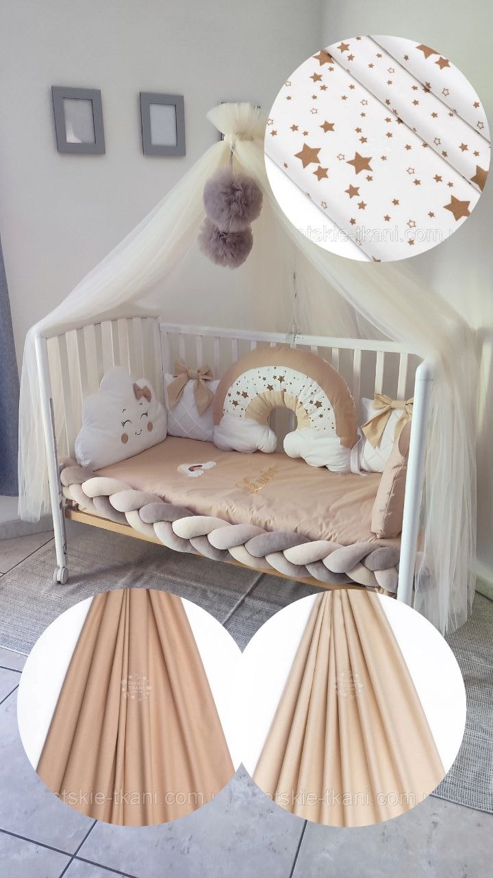 Corredino lettino unisex beige sabbia, stelle dorate – treccia velluto tortora, cuscini arcobaleno nuvola