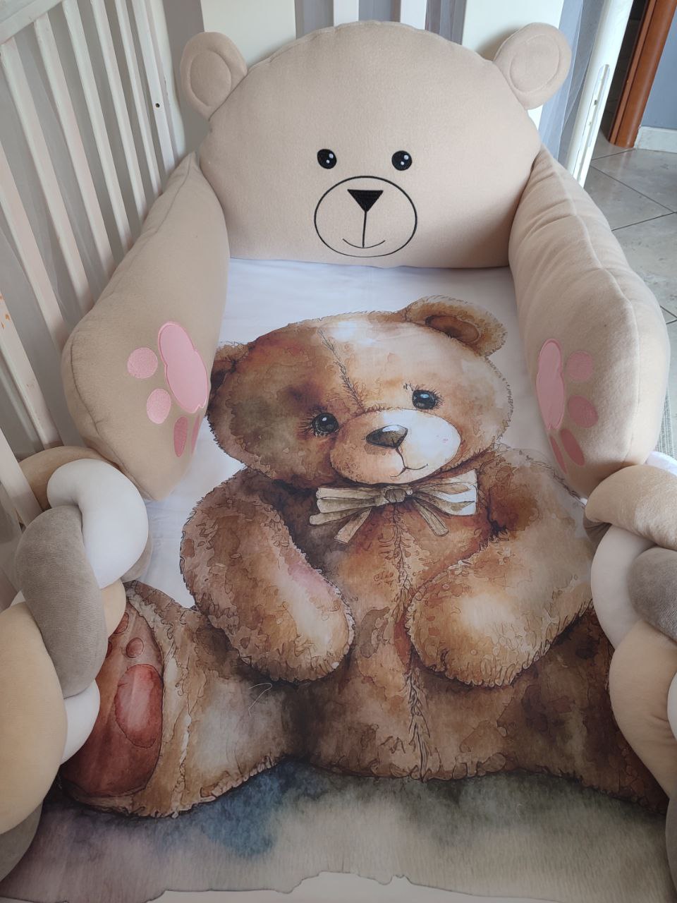 Corredino lettino unisex beige – coperta orsetto teddy bear, paracolpi treccia beige bianco grigio e cuscino orsetto morbido