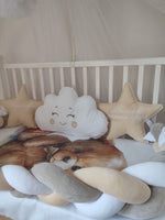 Corredino lettino unisex – coperta teddy bear su bianco, treccia beige grigio bianco, cuscini nuvola e stelle nome ricamato
