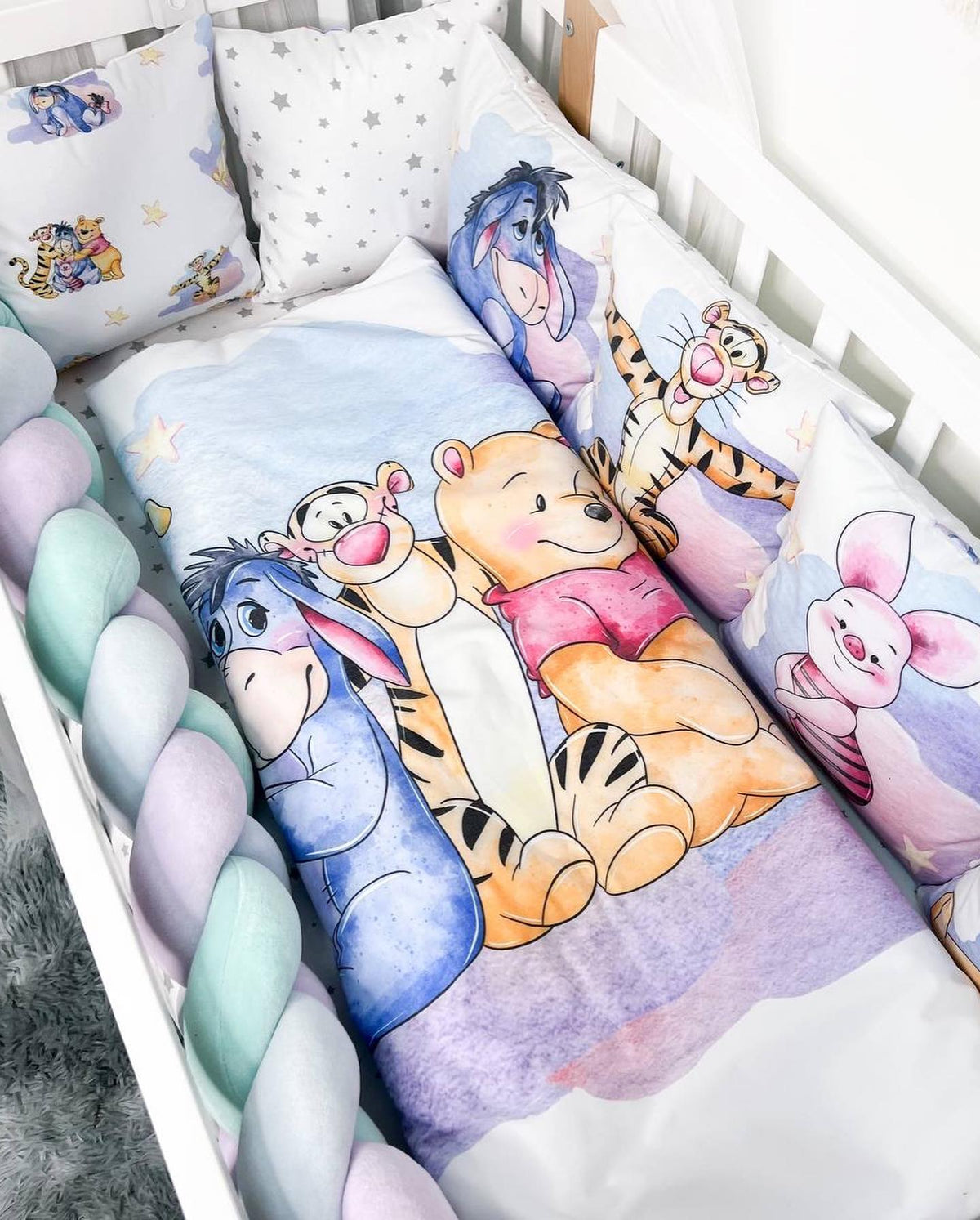 Paracolpi lettino treccia con cuscini sfoderabili Winnie the Pooh, Tigro, Ih-Oh e Pimpi per cameretta neonati