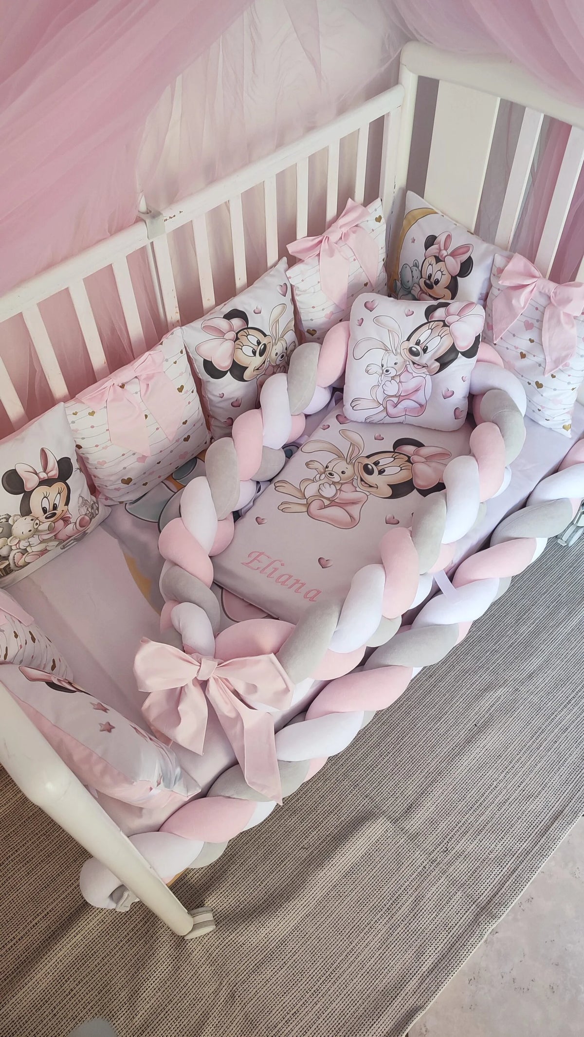 Corredo lettino neonata personalizzato con nido, treccia paracolpi e cuscini fantasia topolina rosa