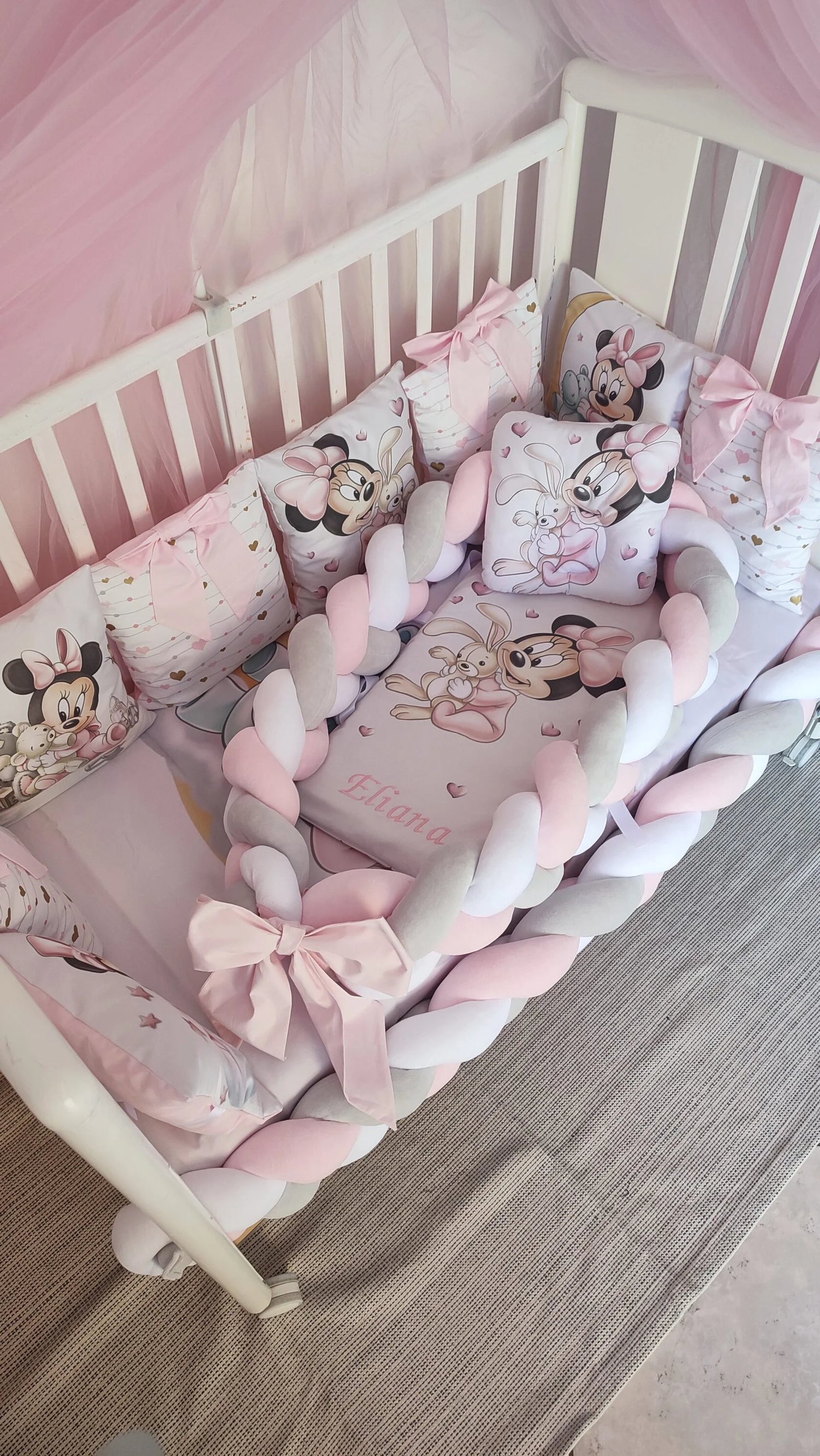 Corredo lettino neonata personalizzato con nido, treccia paracolpi e cuscini fantasia topolina rosa