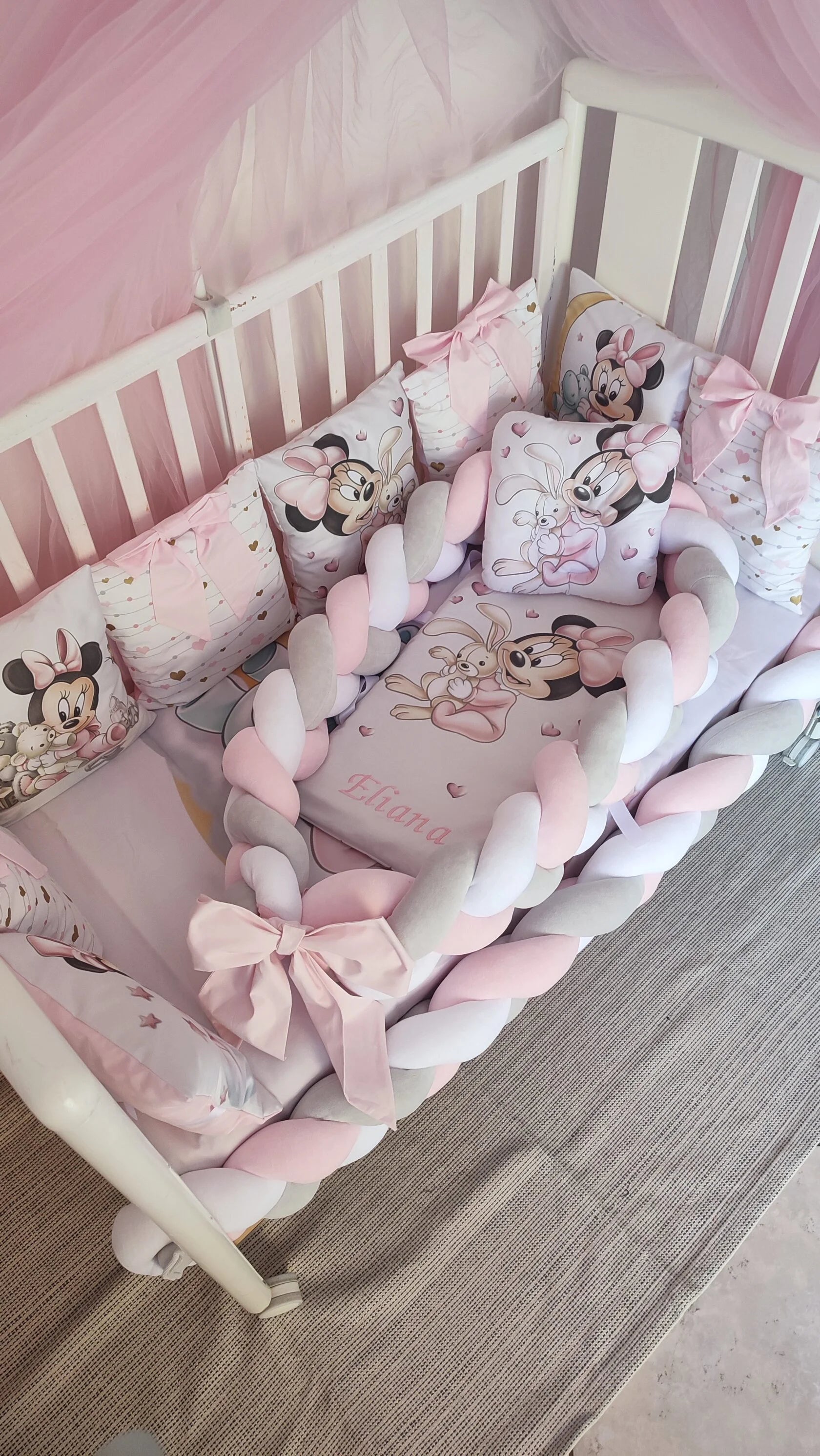 Corredo lettino neonata personalizzato con nido, treccia paracolpi e cuscini fantasia topolina rosa