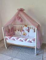 Culla bianca con velo a baldacchino rosa, paracolpi a treccia e cuscino a corona personalizzato