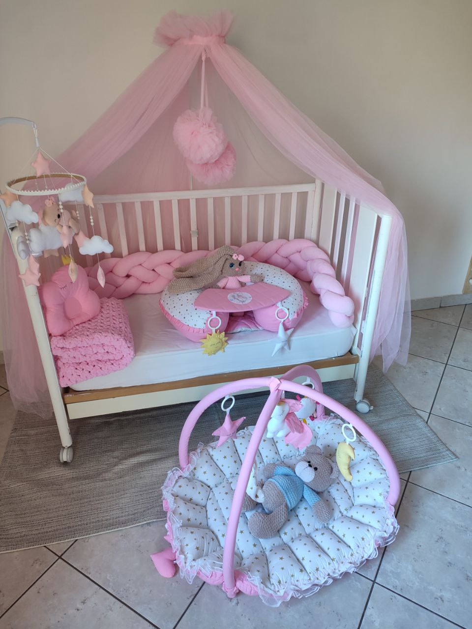Corredo neonata rosa baby stelle oro – cuscino allattamento 3 in 1 nel lettino con baldacchino tulle, palestrina riduttore arco rosa e mobile musicale