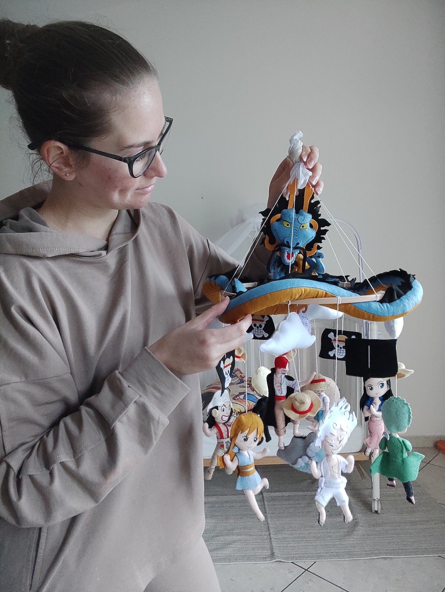 Giostrina culla One Piece in feltro fatta a mano mostra le dimensioni reali con drago Kaido e Luffy