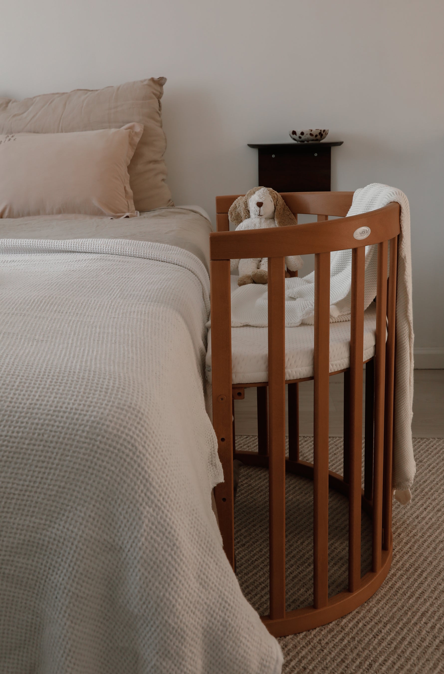 Lettino co-sleeping ovale in legno color miele affiancato al letto – culla neonato 7in1