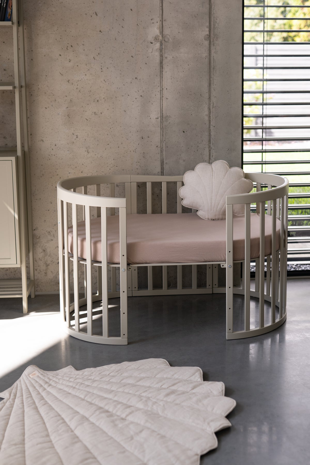 Lettino ovale beige 7in1 in modalità divano toddler con lenzuolo rosa – cameretta moderna