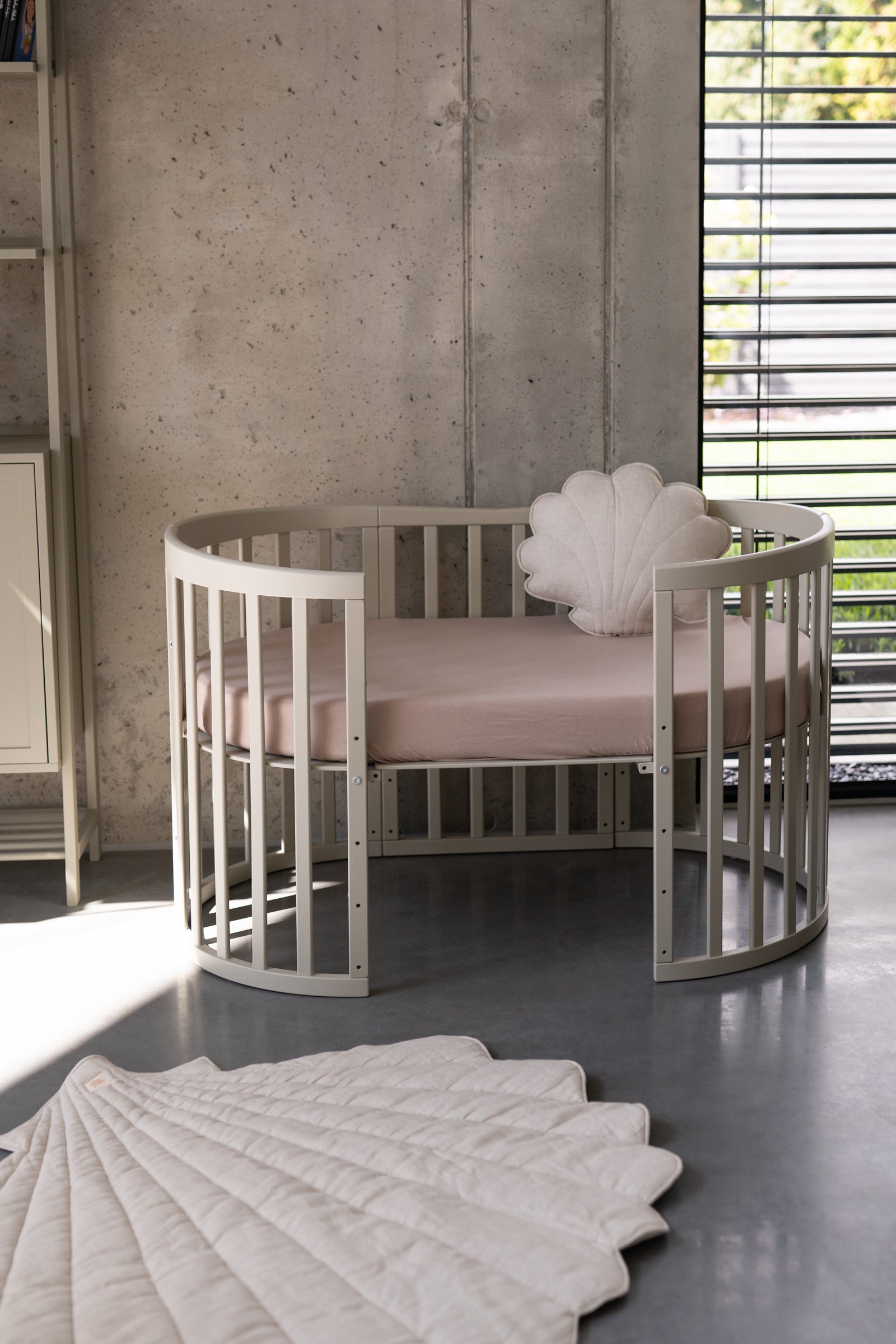 Lettino ovale beige 7in1 in modalità divano toddler con lenzuolo rosa – cameretta moderna