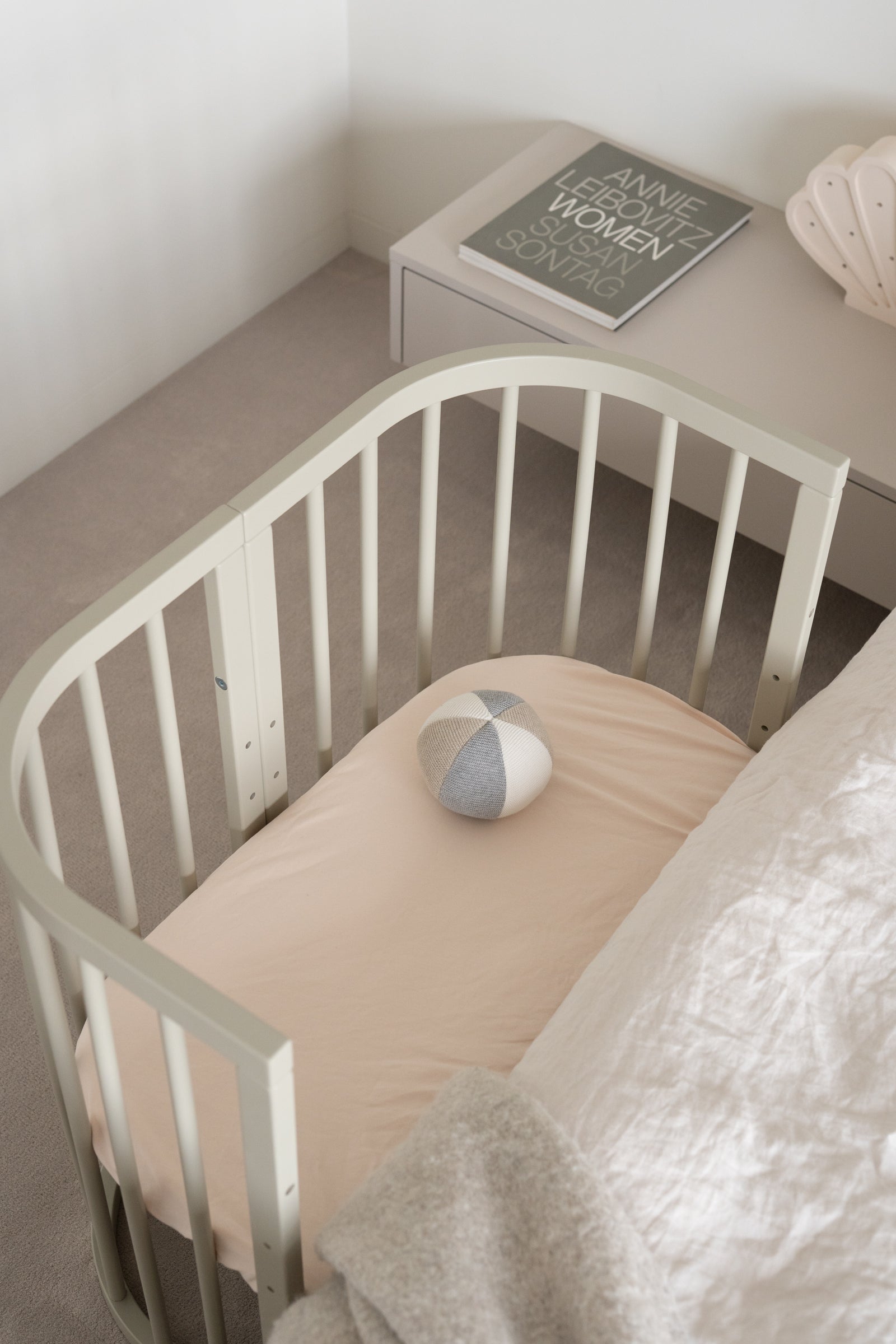 Culla standard avorio in modalità next to me con lenzuolo rosa – lettino neonato 7in1 