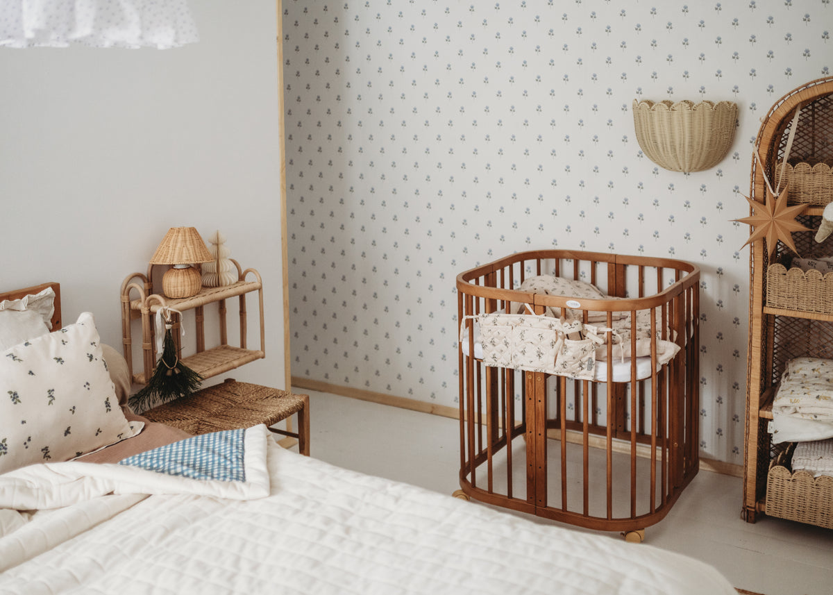 Cameretta neonato stile boho con lettino standard evolutivo vintage miele 