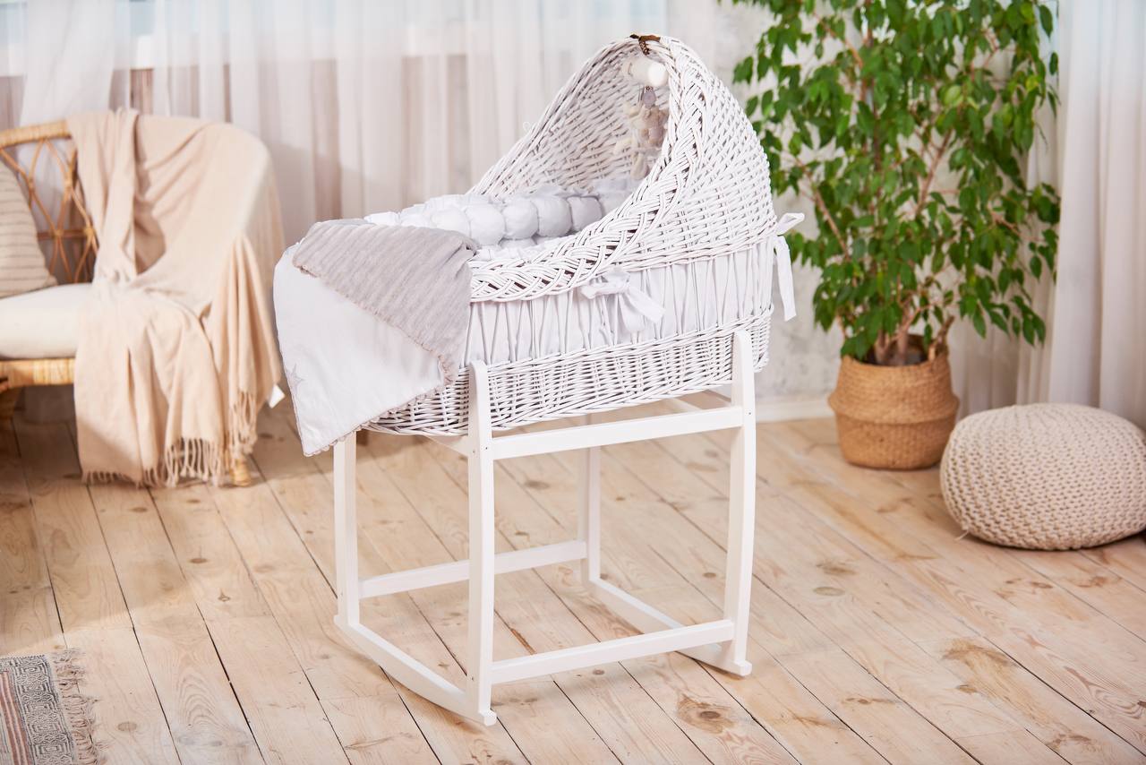 Culla in vimini bianco con dondolo, tessitura intrecciata e paracolpi imbottito, per cameretta neonato