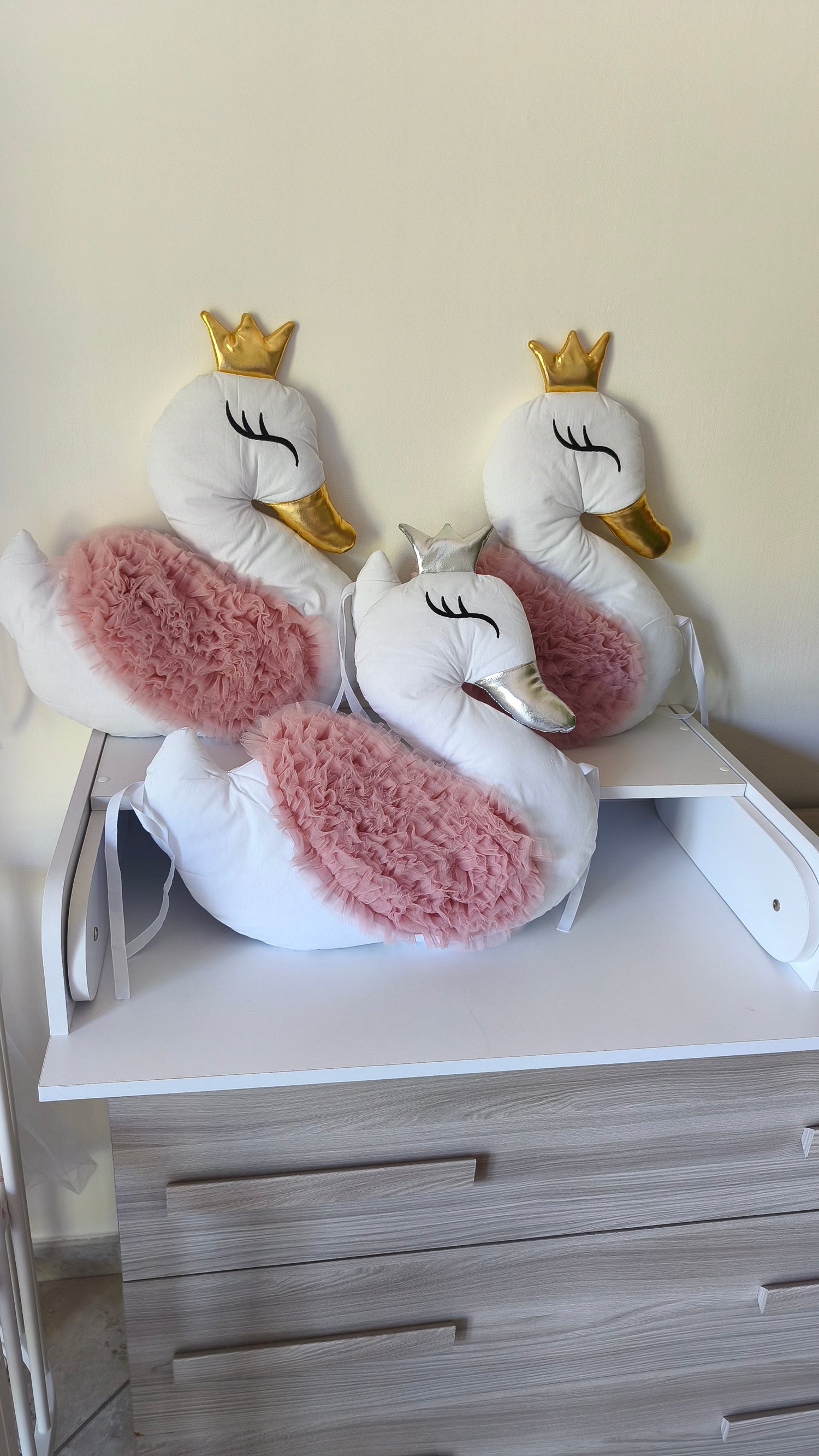 Cuscini cigno bianchi con corona oro e argento, ali in tulle rosa, decorazione lettino cameretta