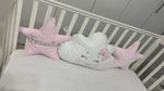 Cuscini decorativi lettino neonata: nuvola bianca con fiocco e due stelle rosa con nome ricamato