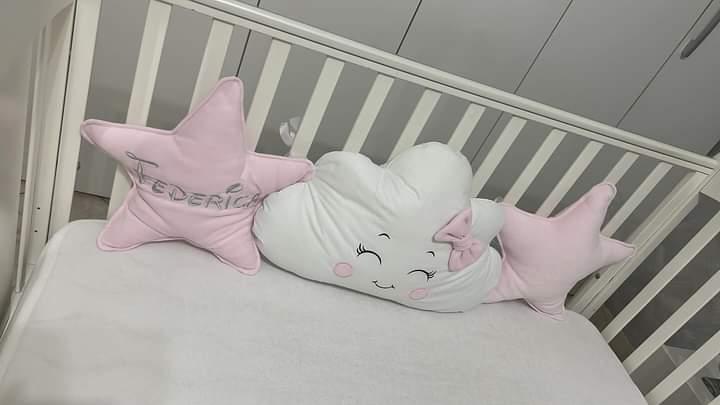 Cuscini decorativi lettino neonata: nuvola bianca con fiocco e due stelle rosa con nome ricamato
