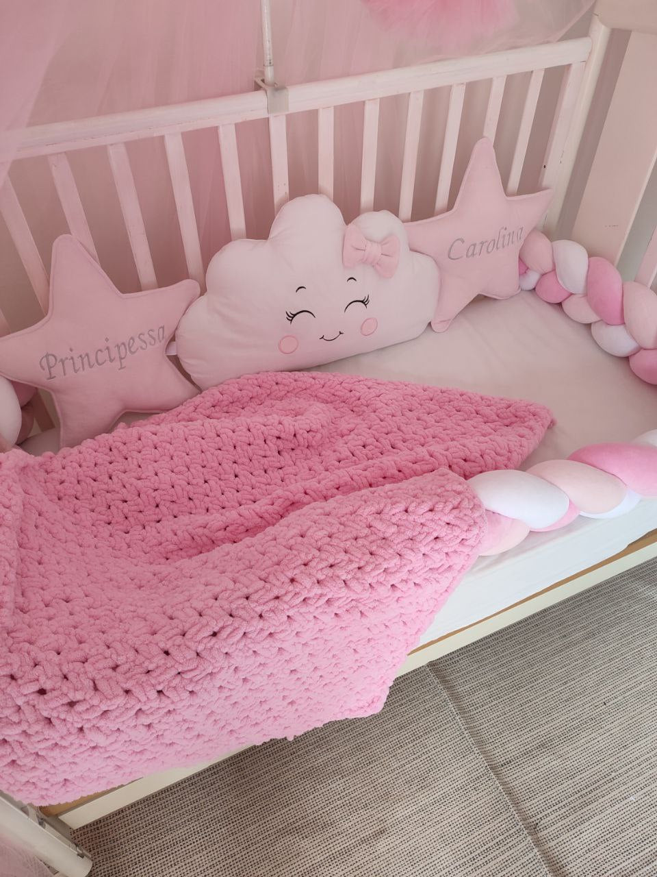 Cuscini lettino neonata velluto rosa – nuvola con fiocco e stella con nome ricamato, treccia rosa bianco e coperta uncinetto
