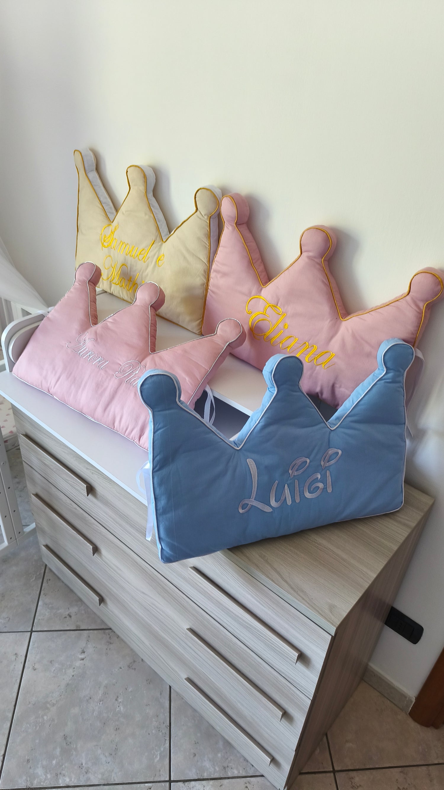 Cuscini paracolpi corona personalizzati in vari colori, beige, rosa e azzurro, nomi bimbi ricamati