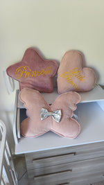 Cuscini decorativi velluto rosa a forma di stella, cuore e farfalla con scritte e fiocco argento