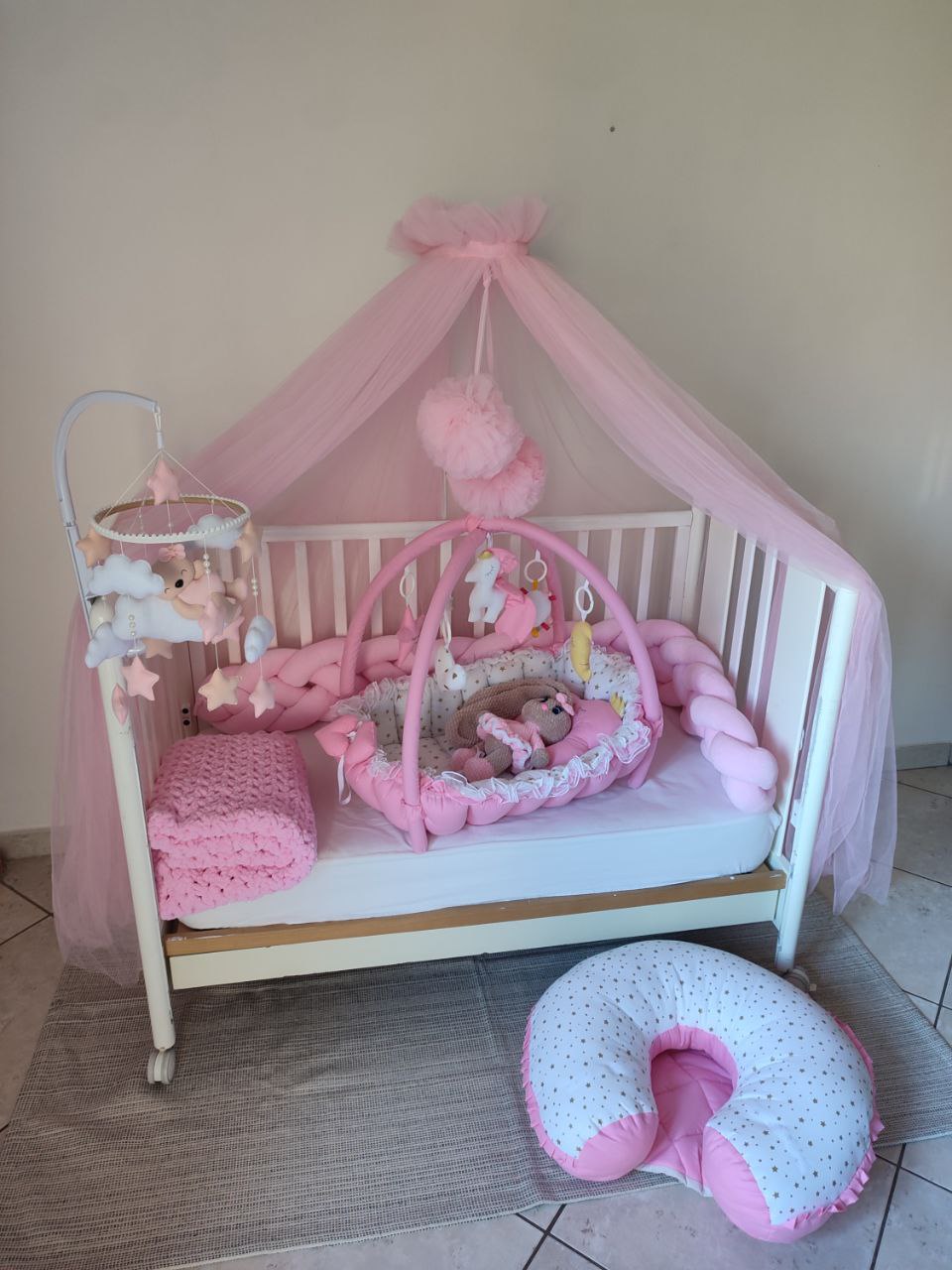 Cuscino allattamento transformer 3 in 1 bianco stelle oro con bordo e tasca rosa baby, abbinato a set lettino 
